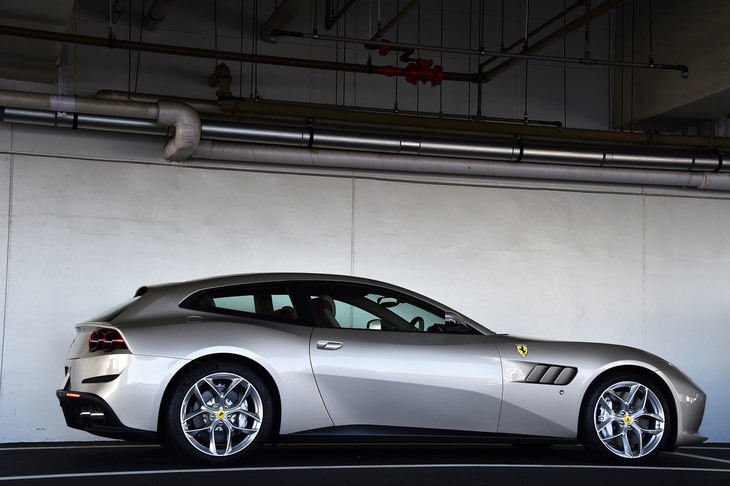 今回試乗した「GTC4ルッソT」は、12気筒エンジンを搭載する4シーターの4WDモデル「GTC4ルッソ」から派生した新型車。2016年10月のパリモーターショーでデビューした。