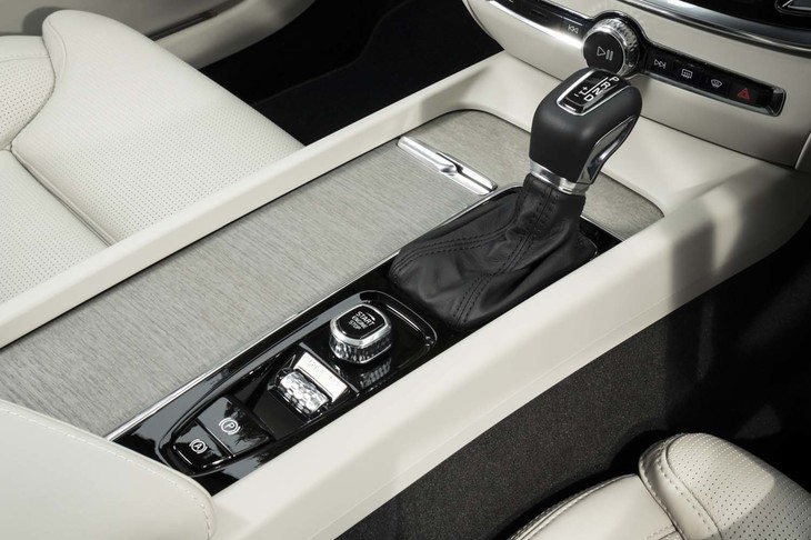 シフトセレクターやエンジンのスタート／ストップスイッチ、ドライブモードセレクターなどは、他の「60／90シリーズ」と同じデザインで同じレイアウトとなる。