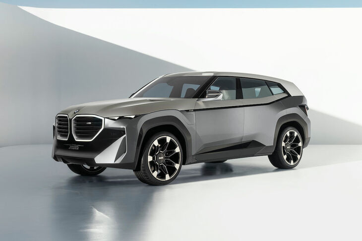 BMW XM／価格：約20万ユーロ（約2800万円）／市場投入時期：2022年末。M1に次ぐ独立したMモデルは、ショーカー（写真）が示すように、巨大なダブルキドニーを持つ大型SUVとなる。電動化されたV8を搭載し、プラグインハイブリッドは750PSと1000N・mを発生する。X7よりもさらに大きなSUVモデル。想定ライバルは、ベントレーやメルセデス・マイバッハあたりだろうか。