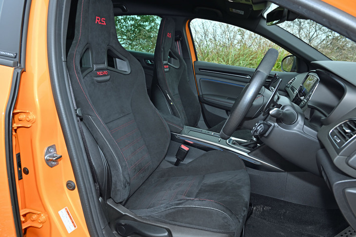 RECAROのシートはサイズがたっぷりとしたバケット形状。リクライニングが可能だ。