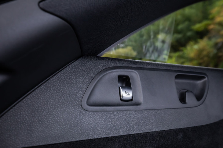 「Eクラス ステーションワゴン」には、荷室の左右にあるスイッチで後席の背もたれをワンタッチで前方に倒すことができる「イージーパッククイックフォールド」が全車に標準装備されている。