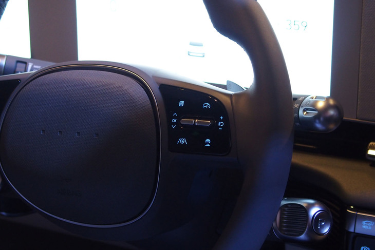 ヒョンデ・アイオニック5ラウンジAWDリミテッドエディション（ステアリングスイッチ）