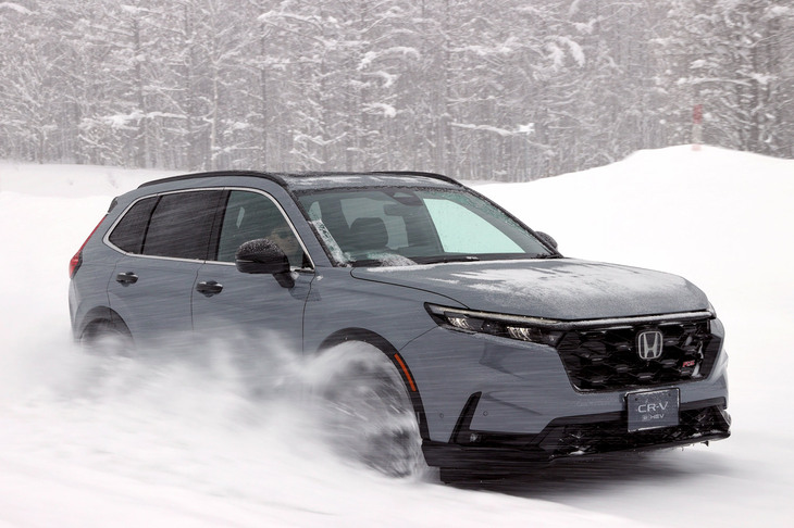 新型「CR-V」の4WDは、コーナリング時の前後駆動力配分を6：4の固定式から6：4～5：5の可変制御に変更。また「ZR-V」と同じく、駆動力の伝達部に小型等速ジョイントを採用。フロア振動を抑制してリアの最大駆動力を拡大した。