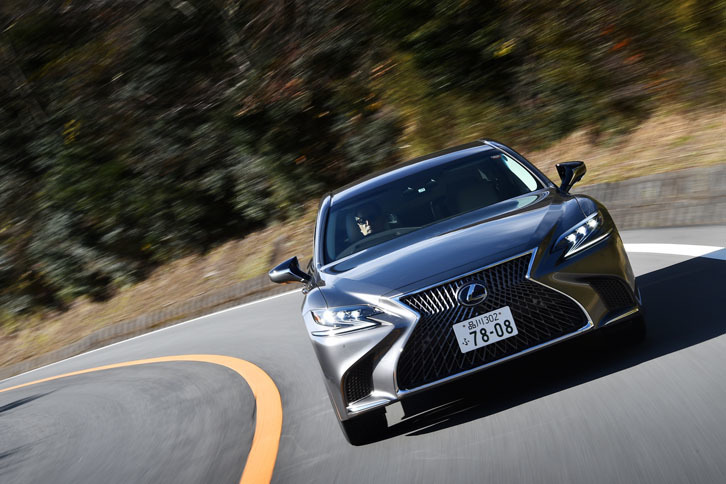 「LS」では、ドアパネルやボンネット、トランクリッドなどを軽量なアルミニウム製とすることで重量配分を最適化。旋回性能が高められている。