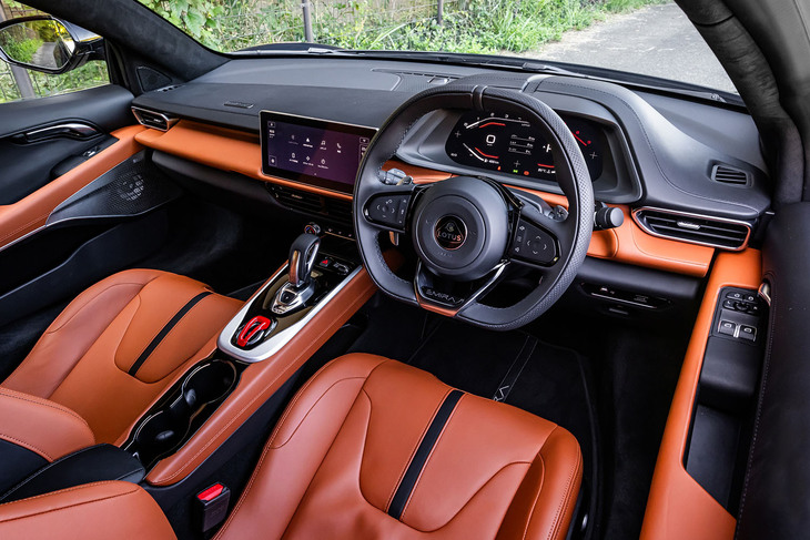 インテリアの基本デザインは先にデリバリーが開始された「エミーラV6ファーストエディション」に準じたもの。ダッシュボード中央には10.25インチのタッチスクリーンが備わる。スイッチ類は少ないが、ドライブモードのセレクターや空調、オーディオの音量など、頻繁に操作するスイッチやダイヤルは残されている。