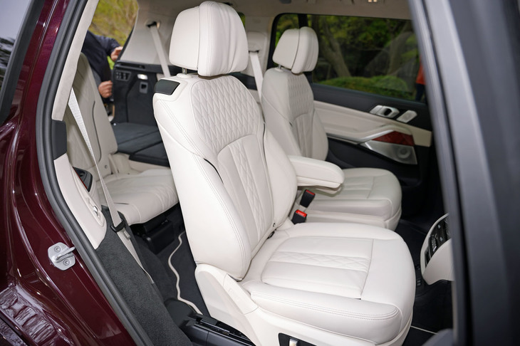 BMWアルピナXB7（2列目シート）