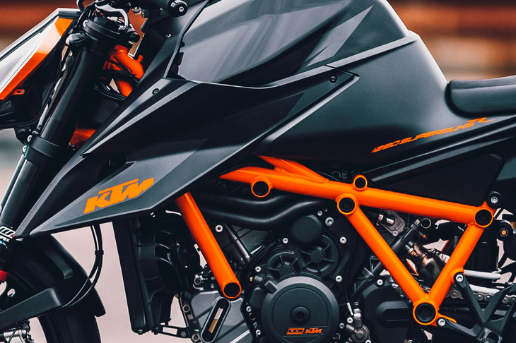 KTMの特徴であるオレンジ塗装のフレーム。素材にはクロムモリブデン鋼を用いており、新型では従来モデルのそれより大幅な剛性アップと軽量化を果たしている。