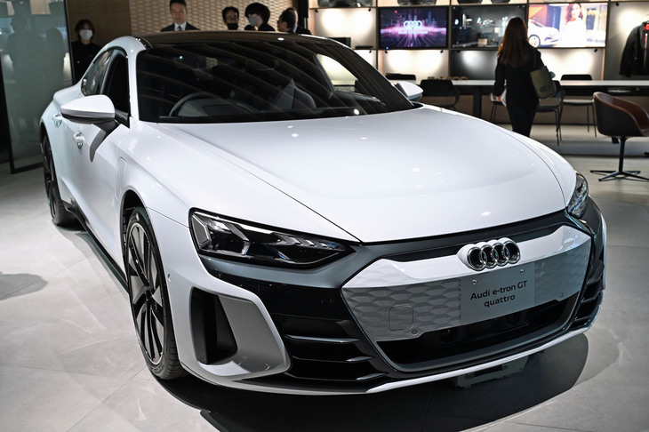 アウディの旗艦電気自動車「e-tron GT」も展示中。
