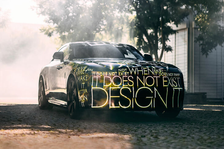 ロールス・ロイス・スペクター／市場投入時期：2023年末／うまくカムフラージュされた車両の写真を除けば、初の電動ロールス・ロイスについて、公式なものはまだ何もない。うわさによれば、容量120kWhのバッテリーを搭載した「BMW i7」をベースに開発されるとのことだ。