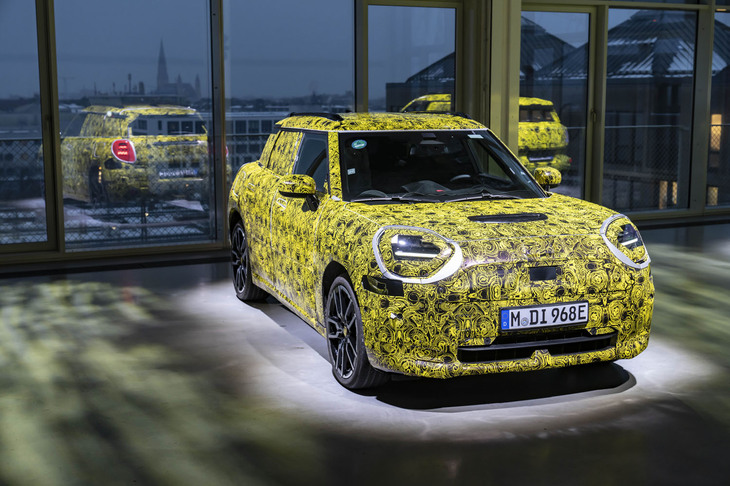 「MINIエースマン」は全長4.07m。「クーパー」と「カントリーマン」の中間に位置し、EV専用車となる。市場投入は2024年秋。