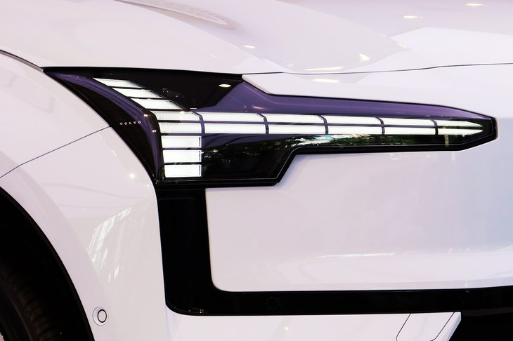 特徴的なヘッドランプは、従来モデルより「トールハンマー」のモチーフを踏襲したものだが、既存のものより大幅にサイズを拡大。ボディー形状に合わせて大きくサイドに回り込ませたり、黒い“くま取り”を付けたりと、より押し出しの強さを感じさせるものとなった。