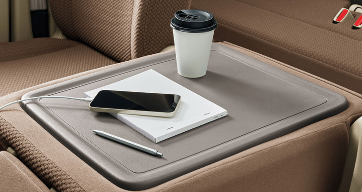 「エブリイ」の「PC」グレード以上のモデルには助手席シートバックテーブルが標準で装備される。