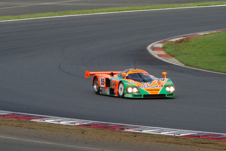 【デモラン】宣言どおり、寺田陽次郎氏の駆る「787B」はものすごいスピードで周回していた。