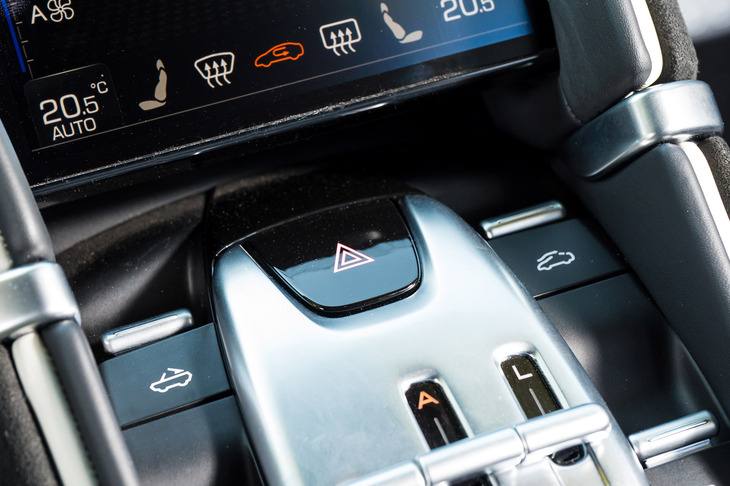 電動ソフトトップとウインドディフレクターの操作スイッチは、センターコンソールに配置されている。