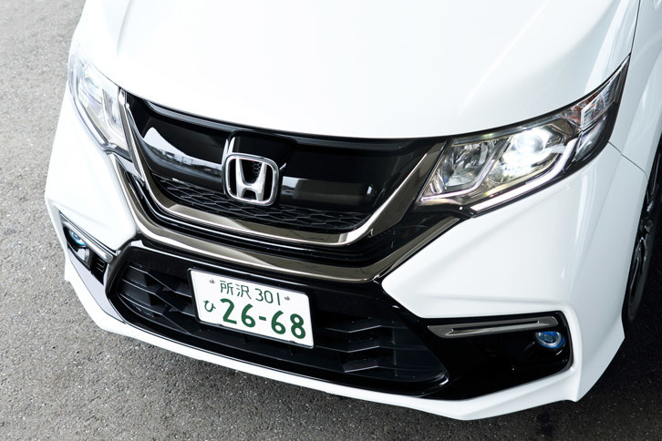 ベースとなった「スパーダ」とは大きく異なるフロントまわりの意匠。ボディーの各所に施されたブラックのアクセントも「モデューロX」の特徴となっている。