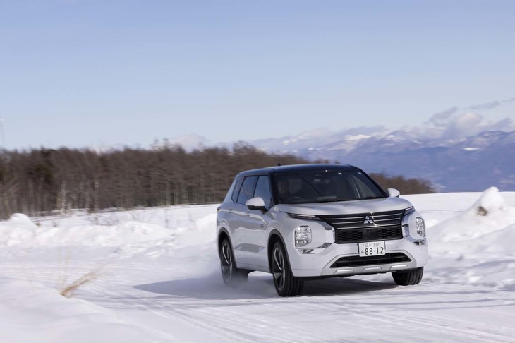 三菱独自の四輪制御技術「S-AWC」も最新世代へ。コーナリング時に内輪を制動して曲がりやすくする制御を後輪側にも取り入れている。