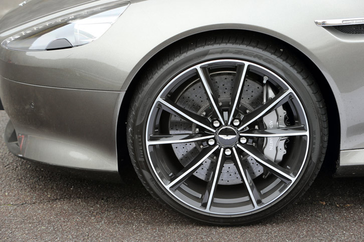 タイヤサイズは前が245/35ZR20、後ろが295/30ZR20。テスト車には切削加工が施されたツートンカラーの10スポークアルミホイールが装備されていた。