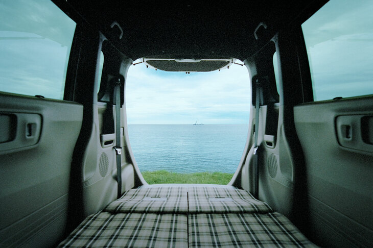 「ホンダN-BOXジョイ」では、後席をたたむと床面がフラットになるという。