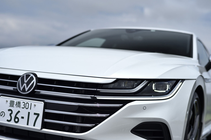 「アルテオン シューティングブレーク」のフロントマスク。デイタイムランニングランプとつながるラジエーターグリル下部のLED照明が特徴となる。