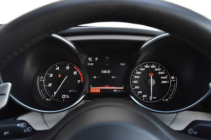 メーターパネルは2眼式を採用。センターの液晶パネルには、瞬間燃費や先進安全装備の作動状況などを表示できる。