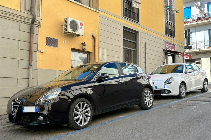 シエナ県のある町で2台並びに遭遇。2024年夏。