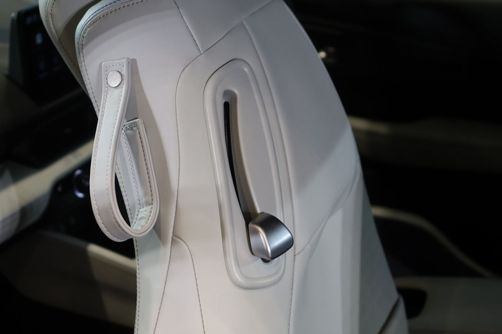 ホンダ・プレリュード（フロントシートバック＜リアシートにアクセスするための操作レバー＞）