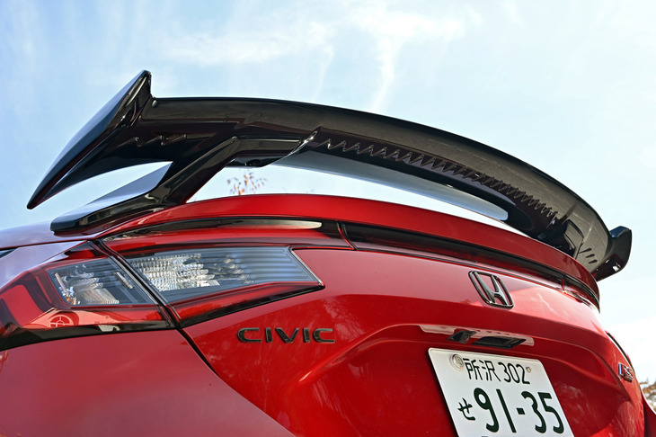 「ホンダ・シビック」用の「テールゲートスポイラー（ウイングタイプ）」。