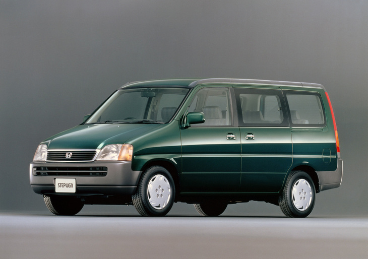 1996年「ホンダ・ステップワゴン」。全長×全幅×全高＝4605×1695×1830mmという高い車高と低床設計が特徴の箱型ボディーに2リッター直4 DOHCエンジンを搭載。ヒットして5ナンバーフルサイズミニバンの基準となった。