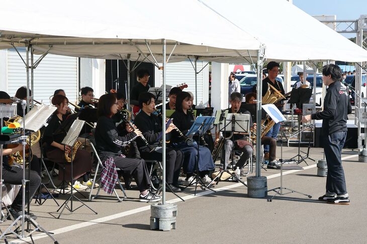 西部警察のテーマでパレードランを盛り上げた、日産自動車吹奏楽団の皆さん。メンバーは、神奈川県厚木市にある日産テクニカルセンターの従業員や関係会社の社員で構成されているという。開会式後には、湘南とも縁の深いサザンオールスターズの名曲を含む6曲を披露してくれた。コンサートを開いたり、バンドフェスティバルへ参加したりもしているので、興味がある人は公式サイトをチェック。