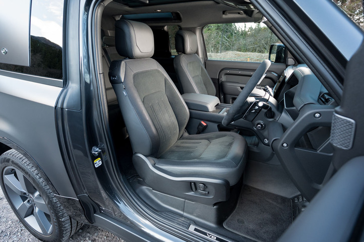 シートはエボニーウィンザーレザーとディナミカスエードクロスの組み合わせ。レザーのみの仕立てもチョイスできる。