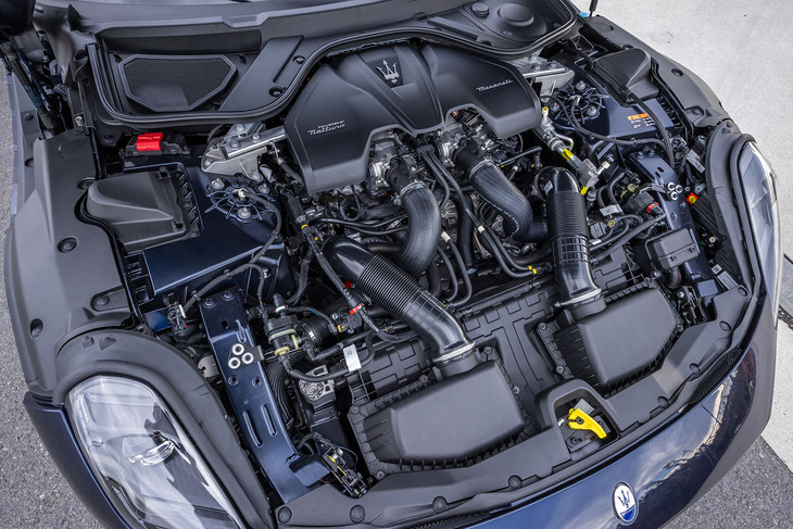 従来型の4.7リッターV8自然吸気エンジンに代わりフロントミドシップされる新開発の3リッターV6ツインターボエンジン。最高出力550PS/6500rpm、最大トルク650N・m/2500-5500rpmを発生する。