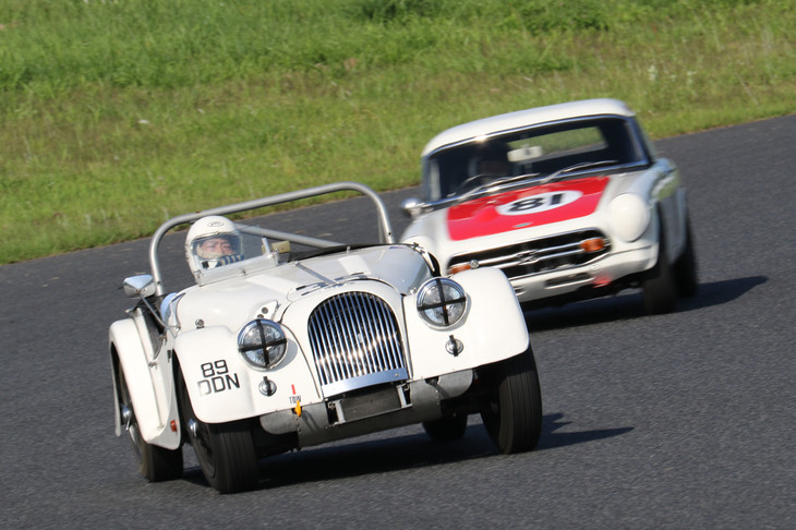 デッドヒートを見せた1969年「モーガン4/4」と1967年「ホンダS800」。前者が5位、後者が6位（クラス優勝）でフィニッシュ。