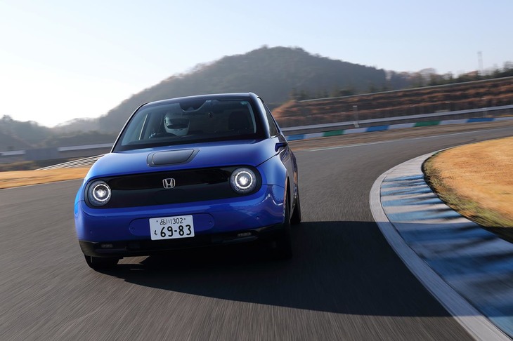 注目を集めた小型EV「ホンダe」は後輪駆動。サーキットを走っても楽しいクルマでした。（photo：北畠主税）
