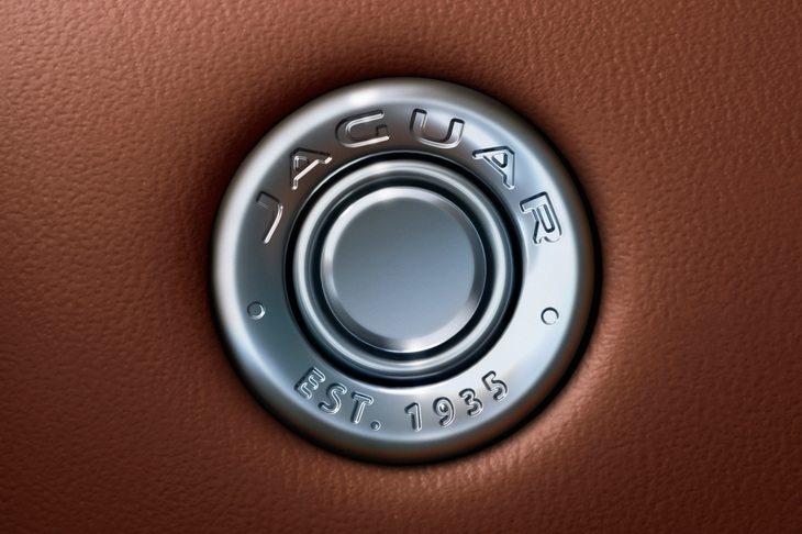 創業者のウィリアム・ライオンズが「ジャガー」というブランド名を使いはじめたのは1935年のこと。今年で85年を迎える、伝統ある名称なのだ。