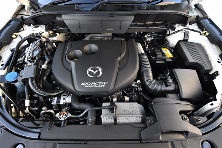 「CX-8 XD Lパッケージ」の2.2リッターディーゼルターボ。今回試乗した4WD車のJC08モード燃費は17.0km/リッターで、FF車の値は17.6km/リッターとなっている。