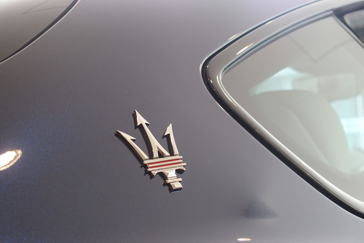 マセラティ・グラントゥーリズモ トロフェオ（ボディーサイドのエンブレム）