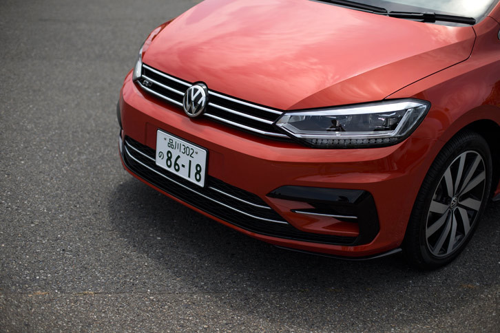 外観では専用のフロントバンパーやサイドスカート、各所に施されたクローム装飾などが特徴となる。