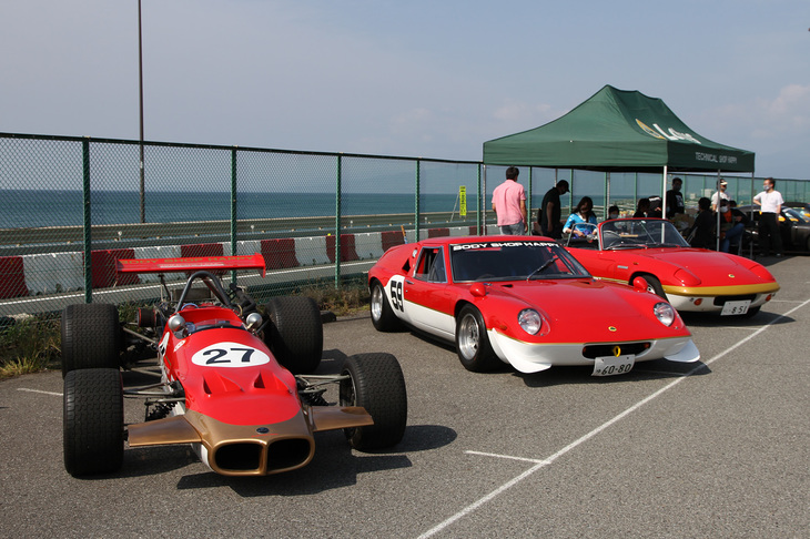 テクニカルショップ・ハッピーによる、赤と金のゴールドリーフカラーをまとった展示車両。手前から往年のF2マシン「ロータス59」と、同じロータスの「ヨーロッパ」と「エラン」。ロータス59はデモランも行った。