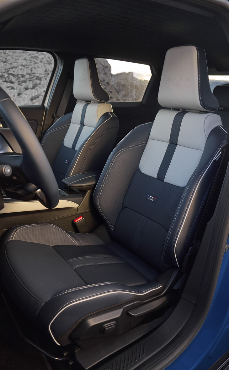 シートももちろんナッパレザーで、着座位置は少しアップライト気味。シートバックの中心に「A290」ロゴとトリコロールを組み合わせたプレートが貼られる。