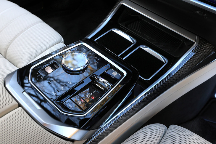 操作系では、シフトセレクターやインフォテインメントシステムのコントローラー、パワーシートのスイッチなど、各所にクリスタルを採用している。