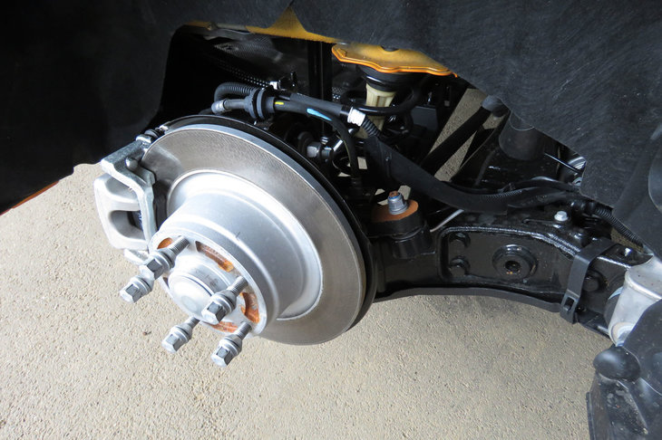 トーションビーム式のリアサスペンション。