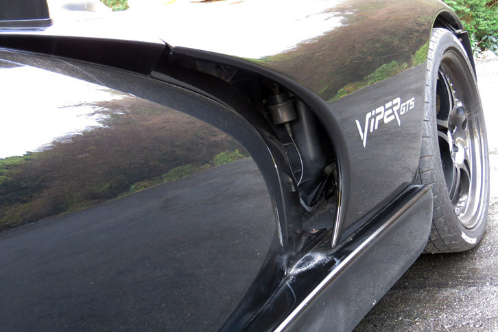 エンジンの熱をぼんぼん吐き出すエアアウトレット。ボンネットとドアパネルの隙間がそのまま排熱口になっている感じで、なんと言うか、すんごい大ざっぱ。