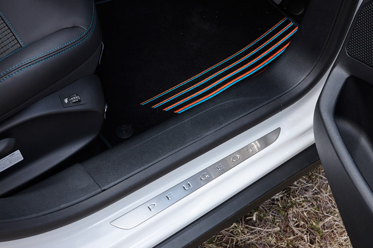 ボディーサイドのストライプと対となる模様が用いられたフロアマットと、「PEUGEOT」のロゴが施されたフロントドアステップガード。ともに「2008 CROSSCITY」の専用装備となる。