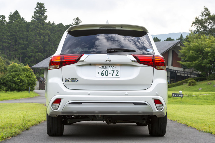 リアまわりでは、バンパーが新デザインに。また、ルーフエンドにスポイラーが装着された。