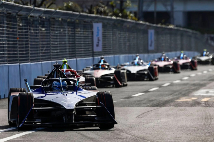 24周目にマセラティ MSG レーシングのマクシミリアン・ギュンターがトップを奪取。