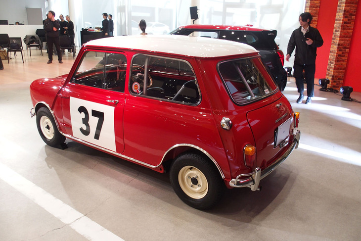 1964年のモンテカルロラリー仕様にカスタマイズされた「モーリスMiniクーパー」。
