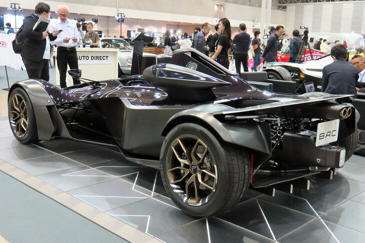 現在「BAC Mono」には2種類のモデルがある。「Mono」は車両重量580kg、最高出力305BHP、最大トルク308N・mのベースモデルで、「Mono R」は車両重量555kg、最高出力342BHP、最大トルク330N・mの高性能モデルである。