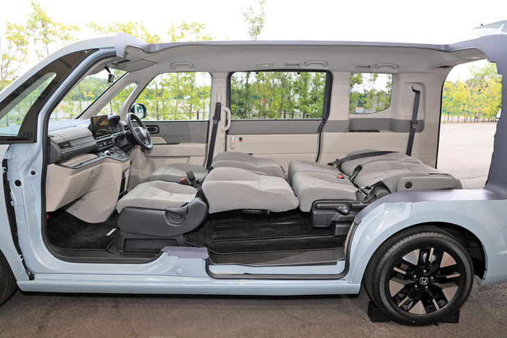 新型「ホンダ・ステップワゴン」取材会場の様子（カットモデル）