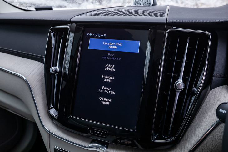 AWD走行を行う「Constant AWD」やモーター走行を優先する「Pure」、スポーティーな「Power」など6つの走行モードを用意。タッチ式ディスプレイを使って任意の走行モードを簡単に選択できる。