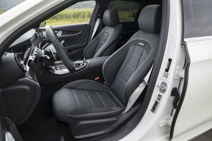ナッパレザーで仕立てられた「メルセデスAMG E63 S 4MATIC＋」のシート。ヘッドレストにはAMGロゴのエンボス加工が施されている。